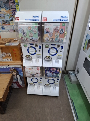内宮前駅のガシャポンに、学園アイドルマスターの缶バッジがあった