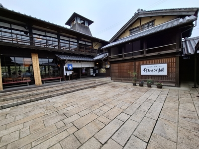 おはらい町の「野あそび棚」（ノベルティ対象店舗）。中で食事もできるが、時間の都合もあり、テイクアウトのおにぎりを買っていった