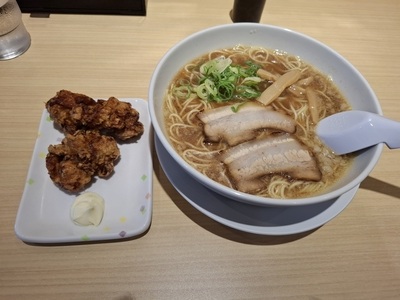 配信を見終えたあと、ラーメンと唐揚げを食べた（香里有佐さんと南早紀さんにちなんで）