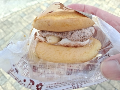 冷蔵で売られている、クリームたっぷりのどら焼きです