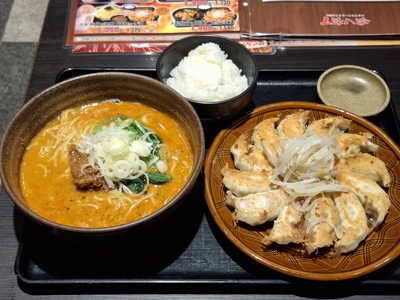 五味八珍でラーメンと餃子をいただく