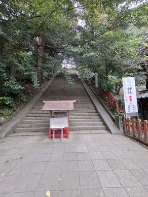 階段があるが、この上に「麓山神社」がある。なお階段は140段くらいあった