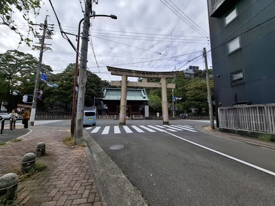 静岡浅間神社の北東側にある「石鳥居」。交差点の上に立っているという構造（自動車はここをくぐるか横を通る）