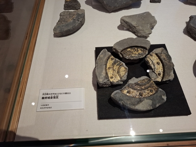 発掘された、金箔で装飾された瓦