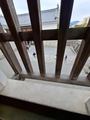 その窓からは通路が見えた。つまり外敵を攻撃できるというのを表現していた