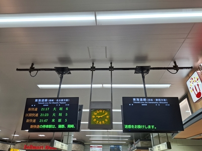 在来線の豊橋駅の列車案内。浜松方面が真っ黒に…