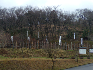 西軍大将の石田光成の陣が設けられていた松尾山。陣を模した柵や旗が置かれていた