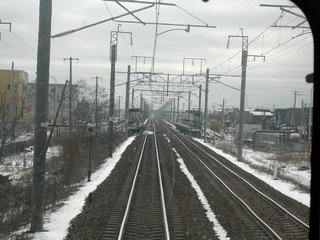 延々と続く直線。日本の鉄道の中で最長の直線区間である。